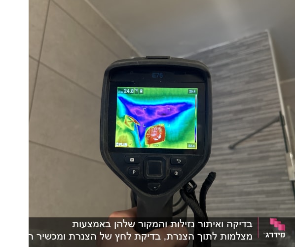 מד חום תרמי בחדר אמבטיה עם אריחים